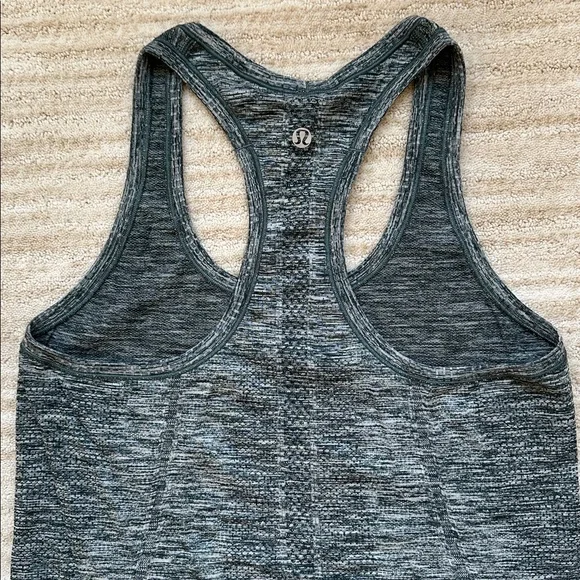 Like New Lululemon Run: Swiftly Tech Racerback Space Dye Heathered Green Size 6 - Picture 9 of 14